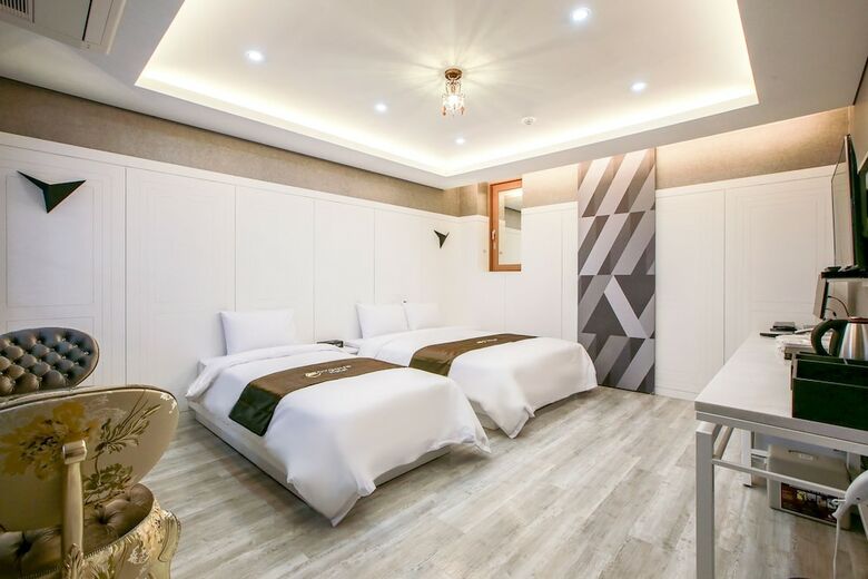Cygnus Hotel