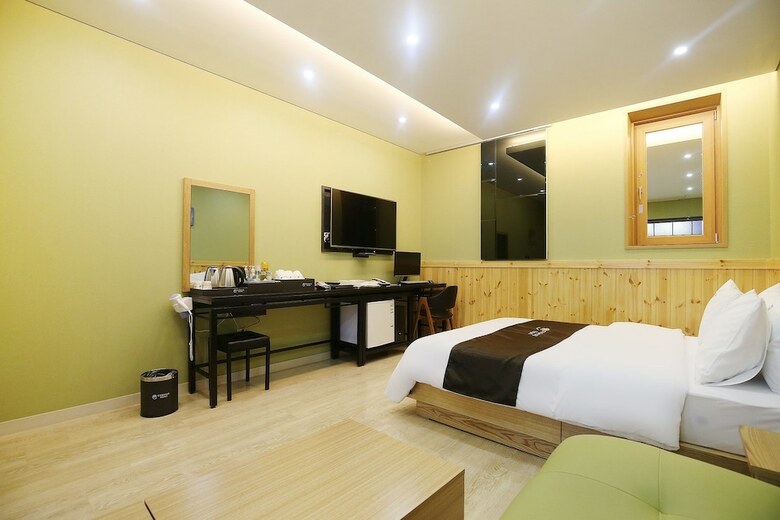 Cygnus Hotel
