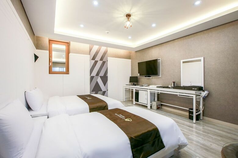 Cygnus Hotel