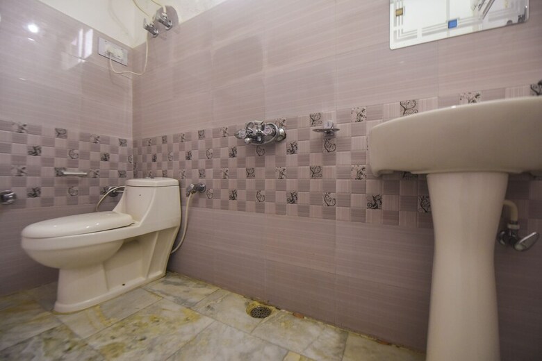 Hotel Oyo 12411 Woodside Guest House