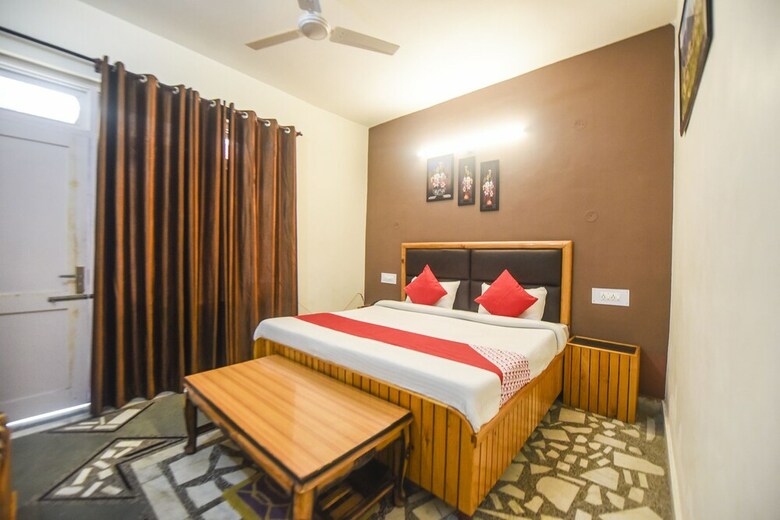 Hotel Oyo 12411 Woodside Guest House