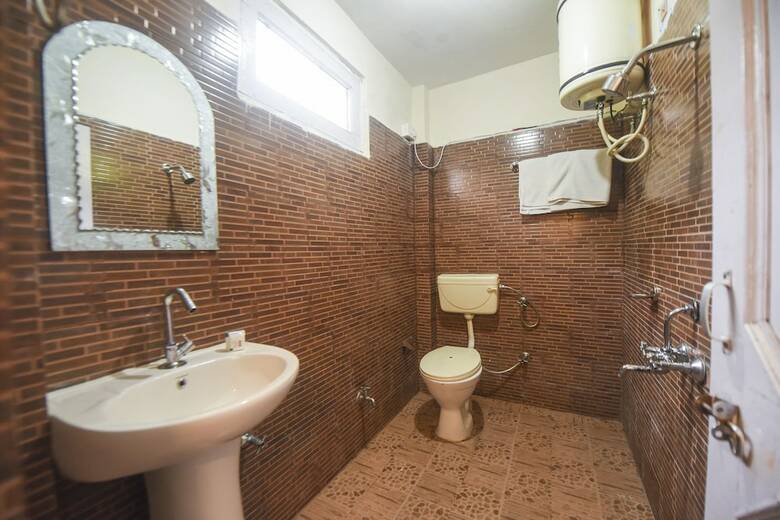 Hotel Oyo 12411 Woodside Guest House