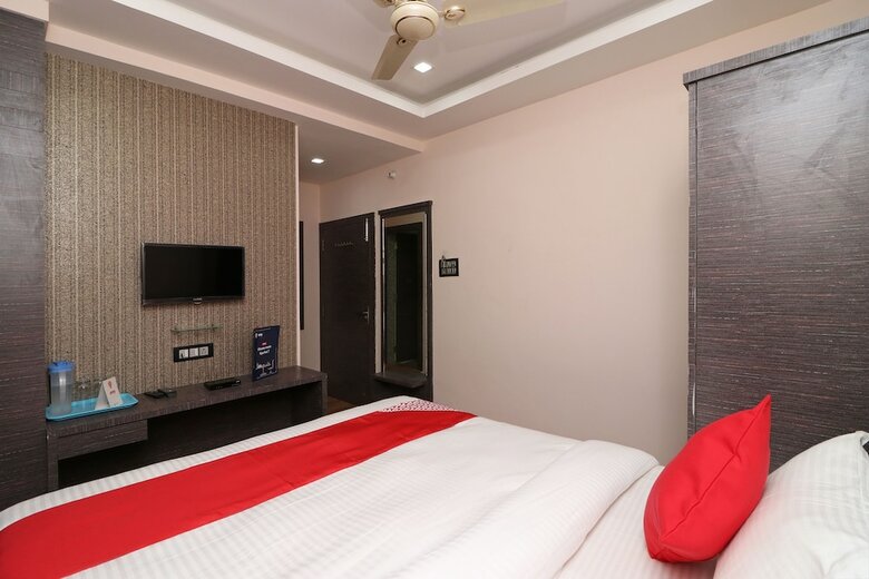Oyo 11723 Hotel Barney Grand