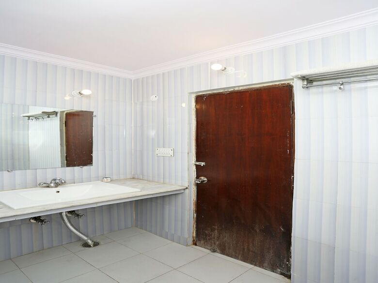 Oyo 11858 Hotel Shiv Murti Grand