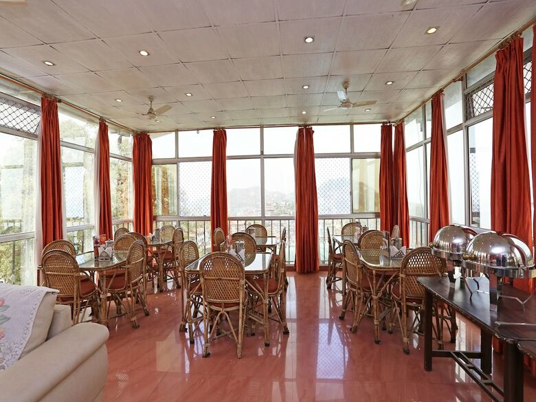 Oyo 13243 Hotel City Castle
