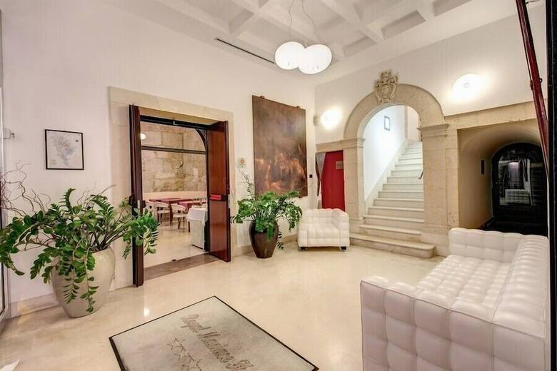 Royal Maniace Hotel