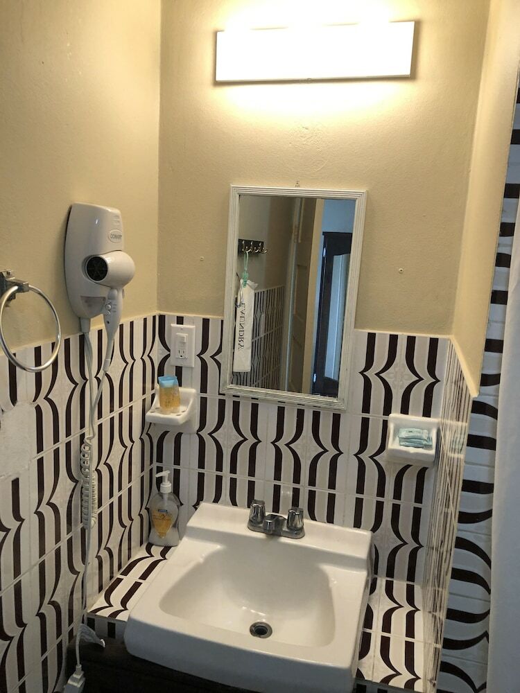Parham Plaza Hotel