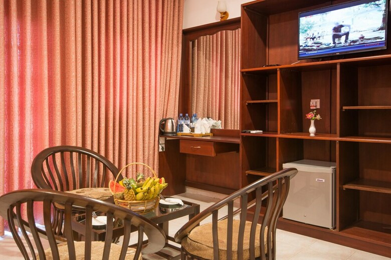 Hotel Ceyloni Lake View