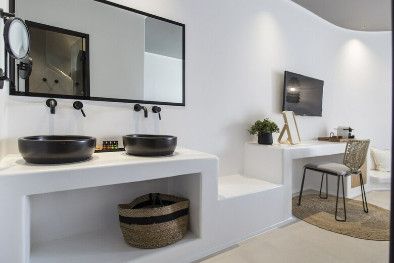 Adorno Beach Hotel & Suites