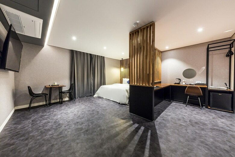Hotel U