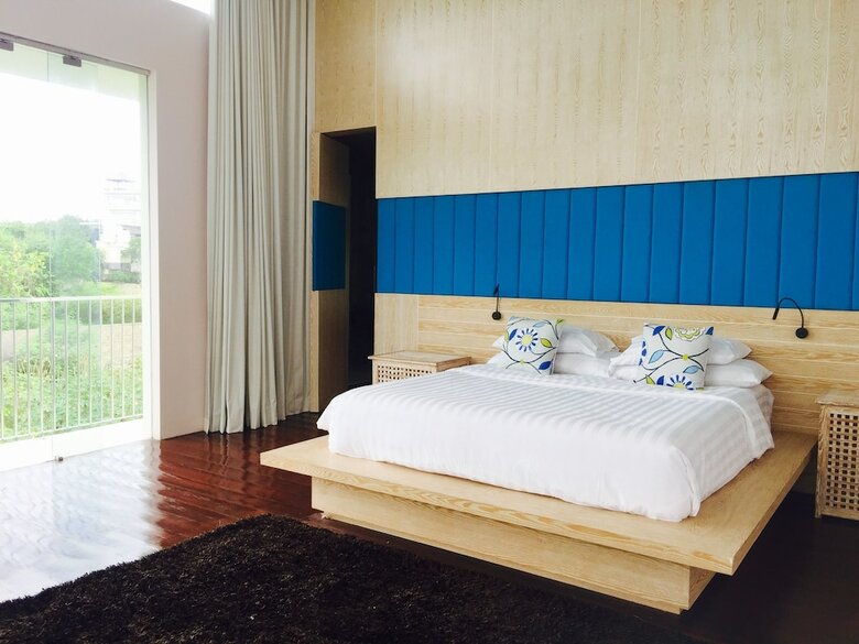 Villa Yellow Door