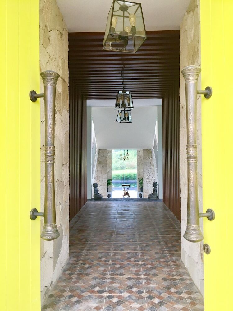 Villa Yellow Door