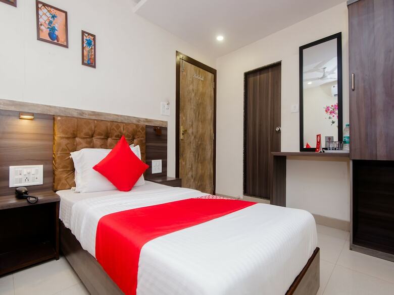Hotel Oyo 13540 Golden Palace