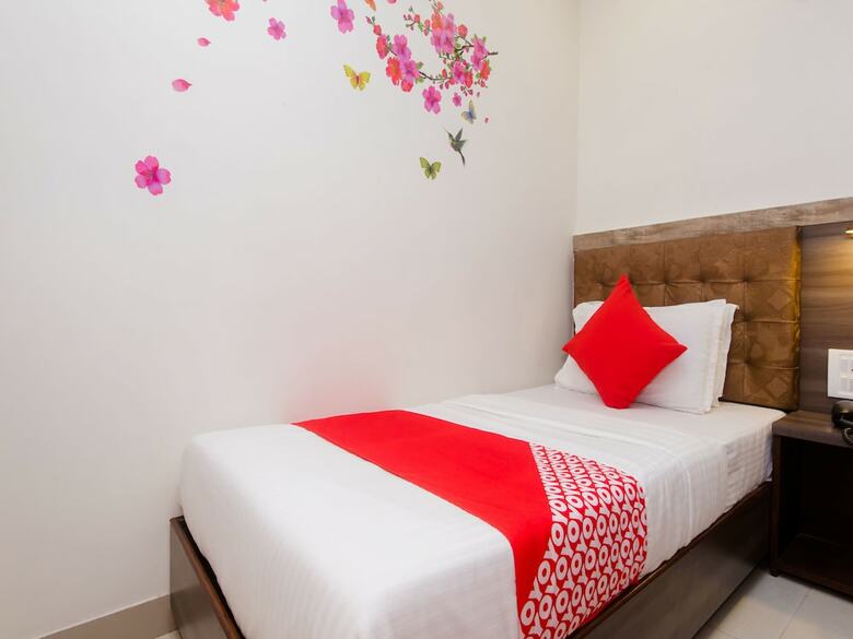 Hotel Oyo 13540 Golden Palace