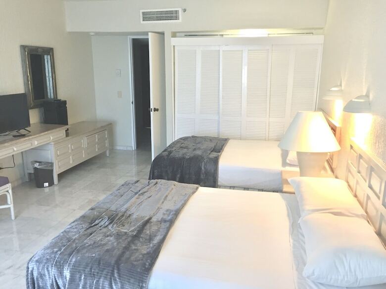 Ocean Front Condo In Hotel Zone