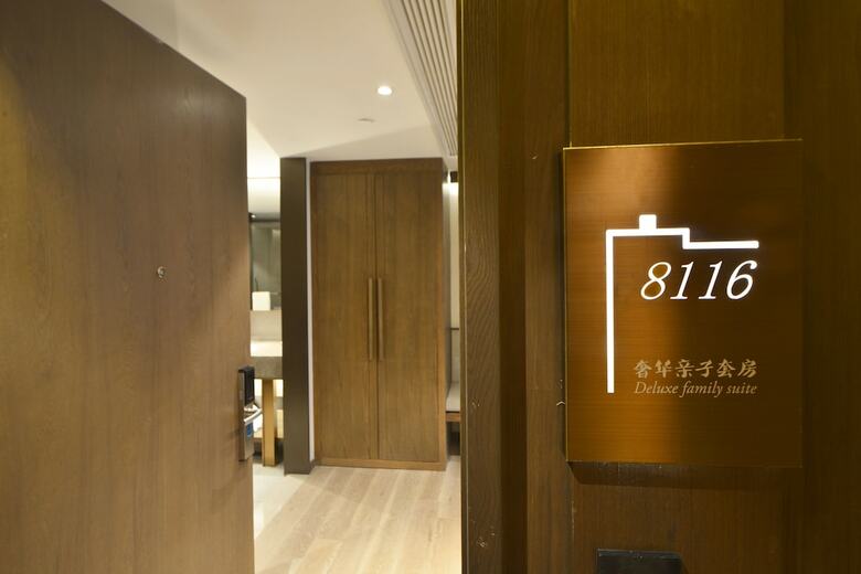 Kuanrong Luxury Suites Hotel(daping Times Square)