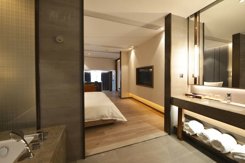 Kuanrong Luxury Suites Hotel(daping Times Square)