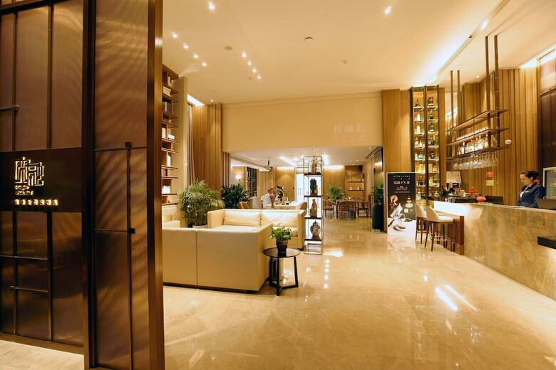 Kuanrong Luxury Suites Hotel(daping Times Square)