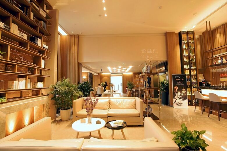 Kuanrong Luxury Suites Hotel(daping Times Square)