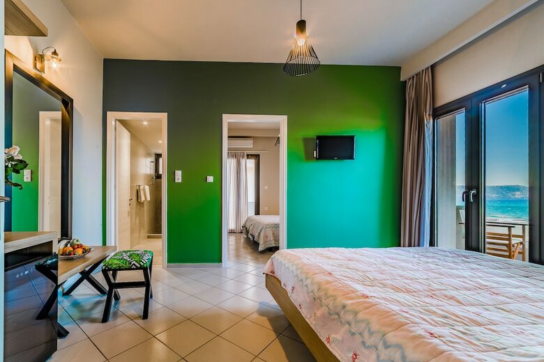 Tropical Hotel B
