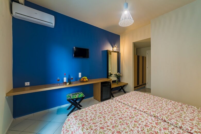 Tropical Hotel B