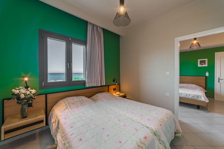Tropical Hotel B