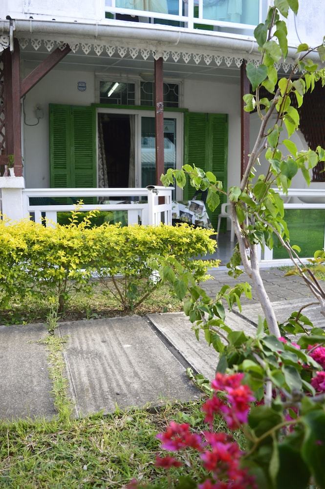 Villa La Joliette Bungalow - Opposite Pereybere Beach