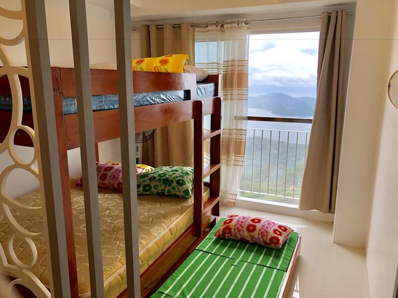 Dr. Calayan's Cozy Wind Residences Tagaytay Taal View