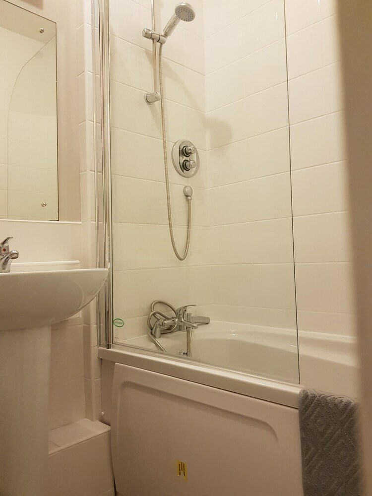 2 Bedroom Apartment Near The 3 Arena