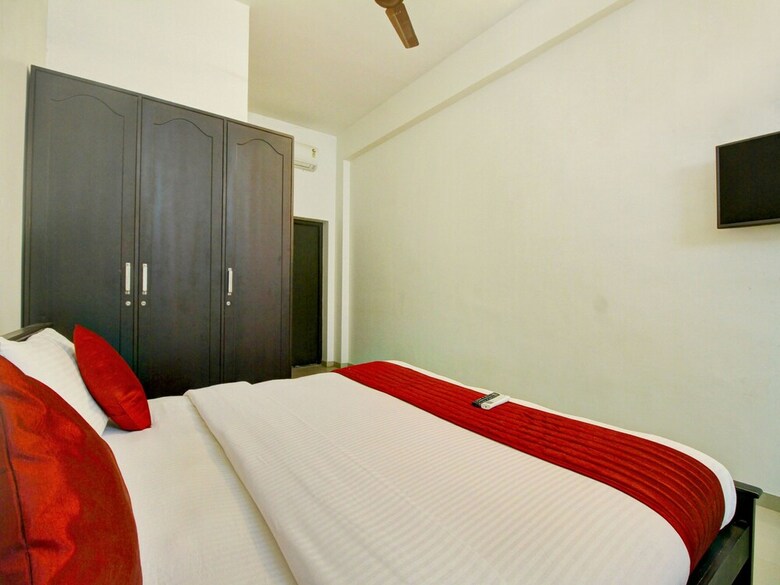 Hotel Oyo 12069 Rankghas Residency