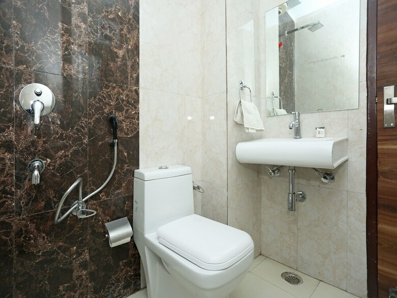 Oyo 11852 Hotel Aerostay Inn