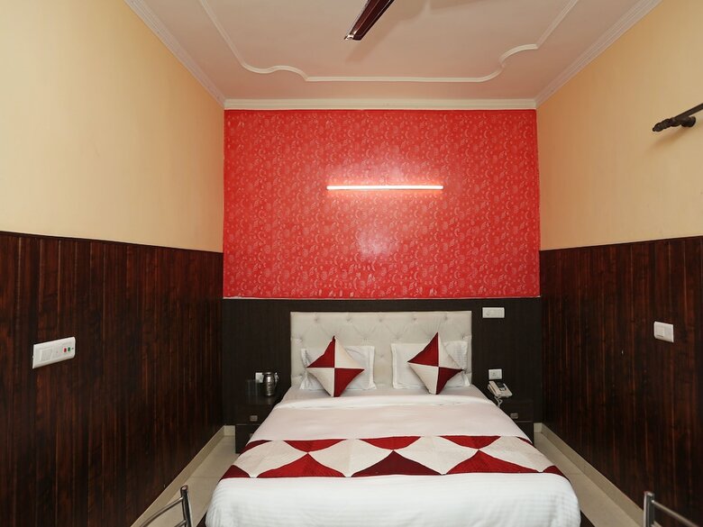 Hotel Oyo 11556 Om Guest House Residency