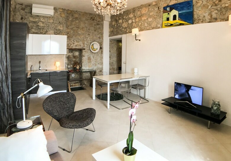 Calarossa Beachfront Apartment