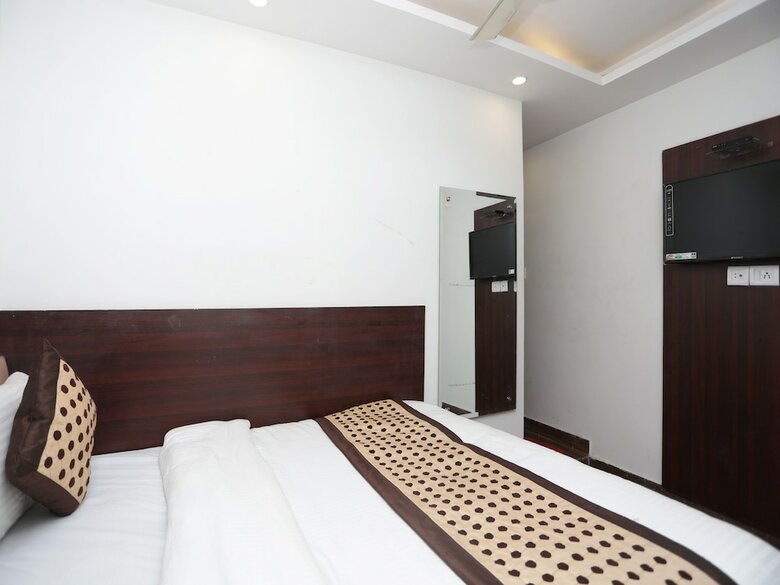 Oyo 12503 Hotel Corner Point
