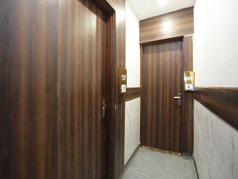 Oyo 12503 Hotel Corner Point