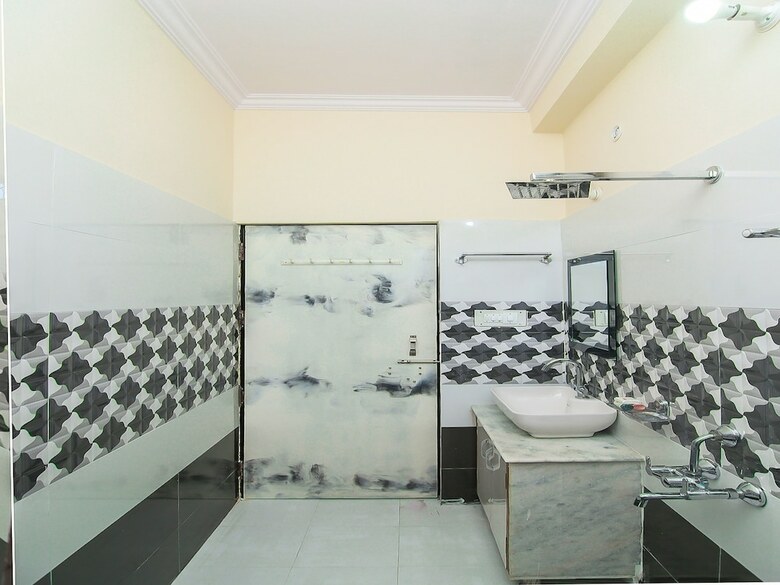 Oyo 13478 Hotel Surabhi Garden
