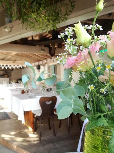 Hotel-restaurant & Metzgerei R��le