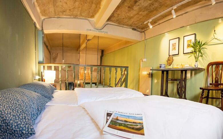 Hostal Live Local