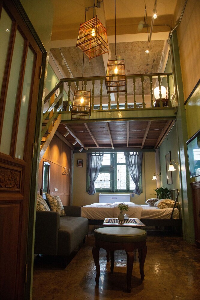 Hostal Live Local