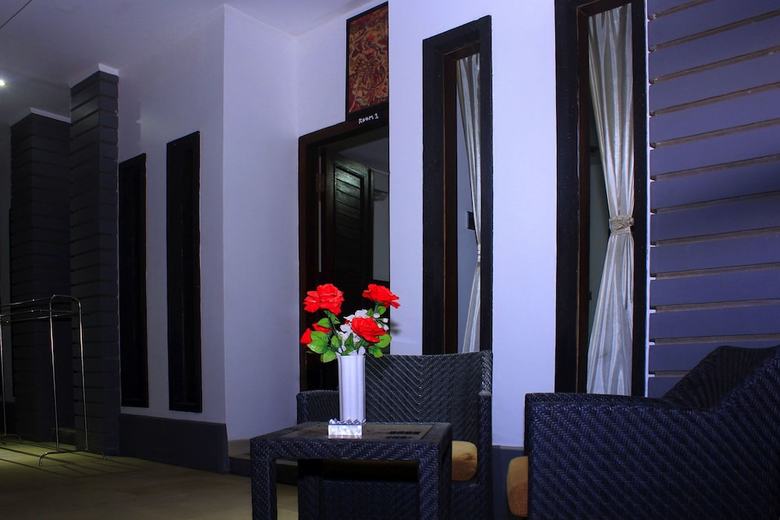 Hotel Rumah Putih Abu Abu