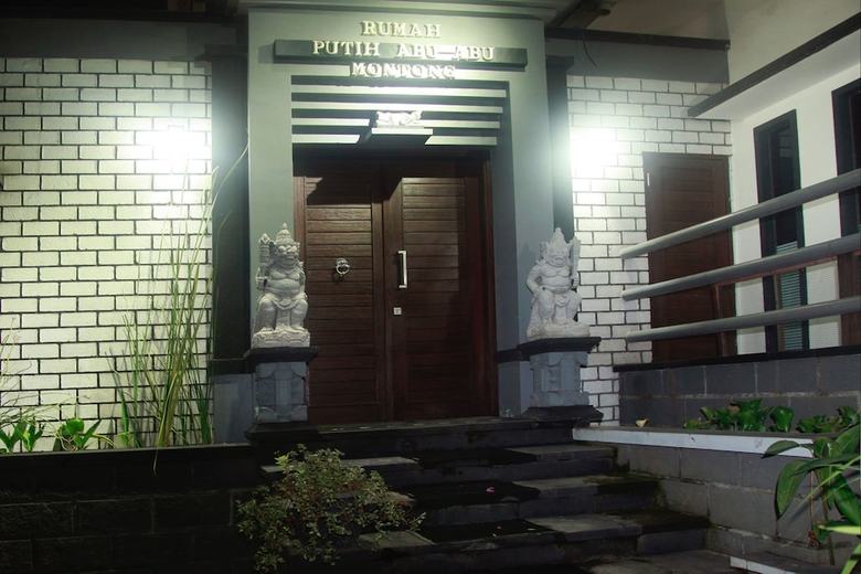 Hotel Rumah Putih Abu Abu