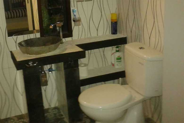 Hotel Rumah Putih Abu Abu