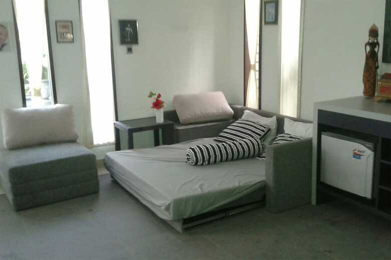 Hotel Rumah Putih Abu Abu
