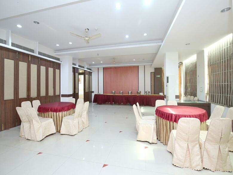 Oyo 13876 AA Hotel And Resorts