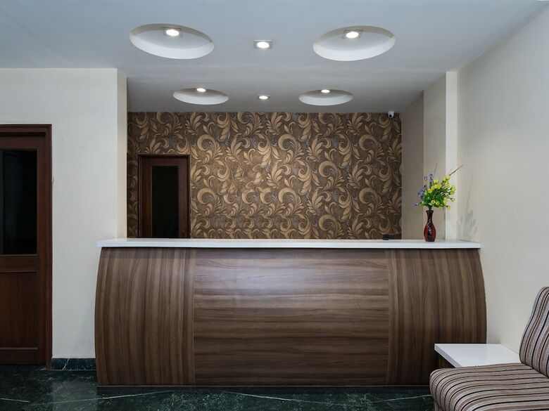 Oyo 14421 Hotel Grand Tower