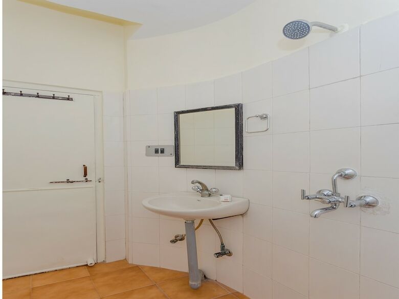 Oyo 14421 Hotel Grand Tower