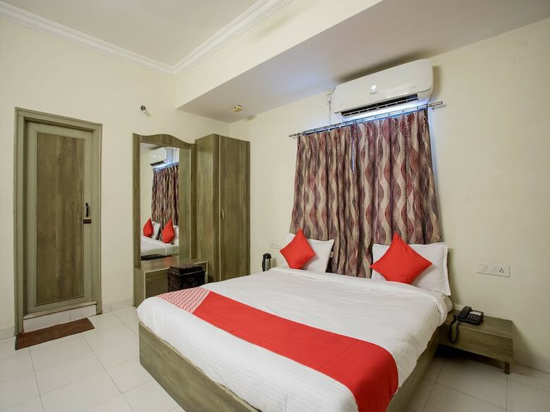 Oyo 14421 Hotel Grand Tower