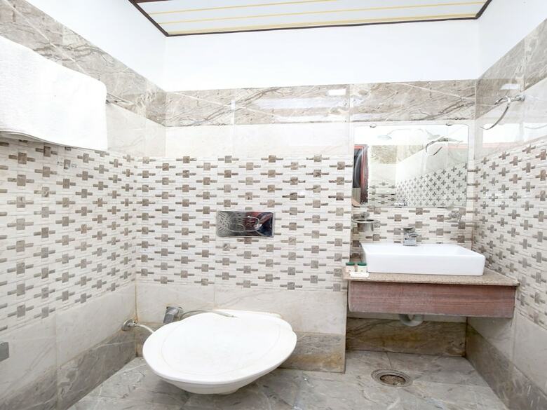 Oyo 14515 Hotel Paras Regency