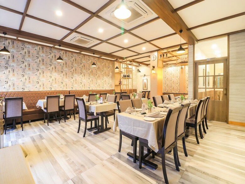 Oyo 7583 Hotel Suraj Palace 1