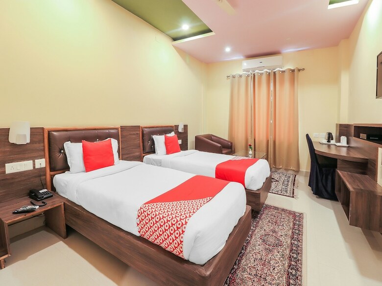 Oyo 7583 Hotel Suraj Palace 1